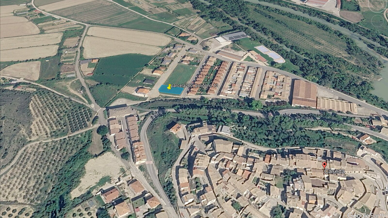 Vista aérea de Cáseda con la parcela 200 marcada al pie del casco histórico