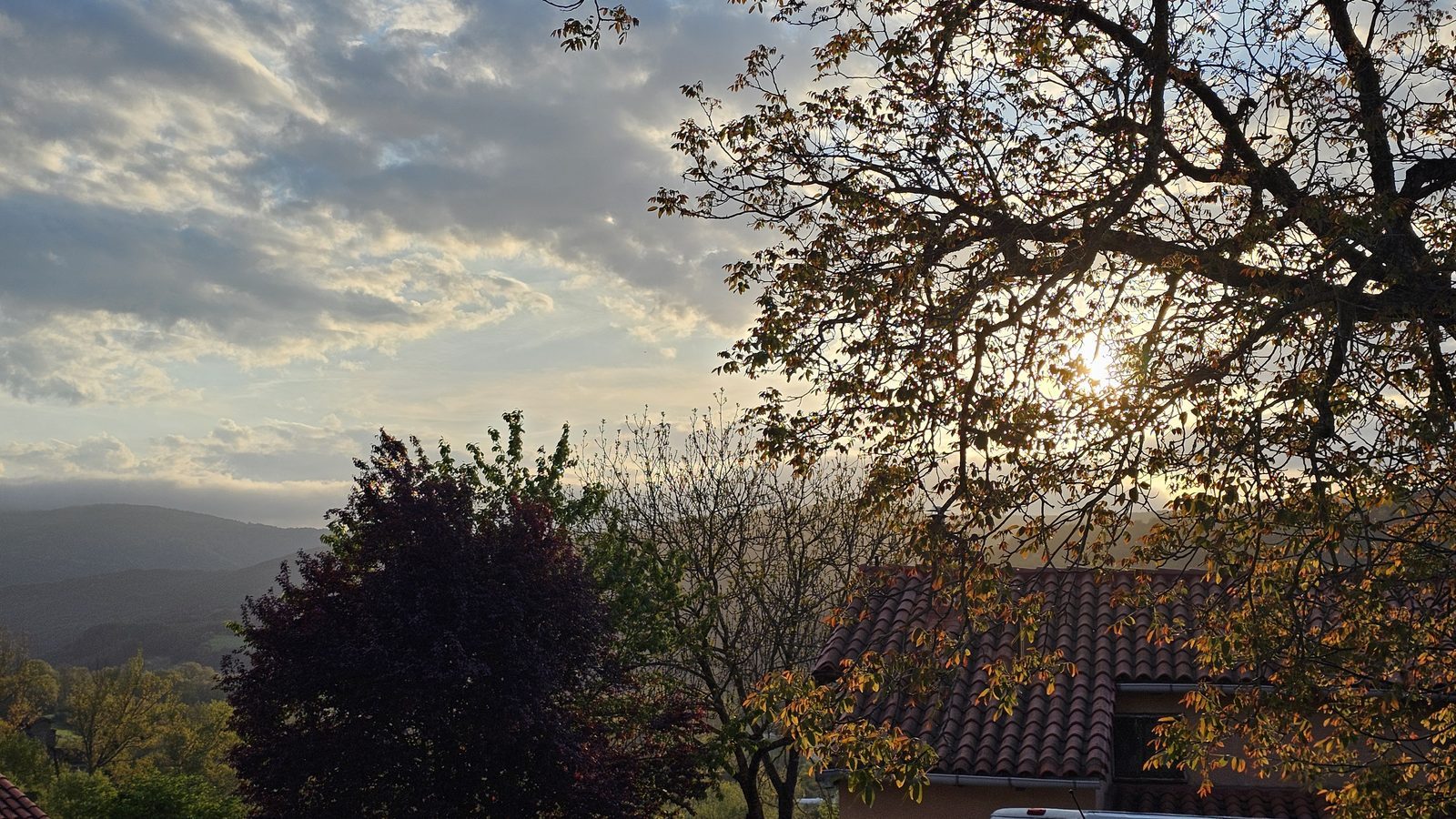Atardecer sobre el valle navarro
