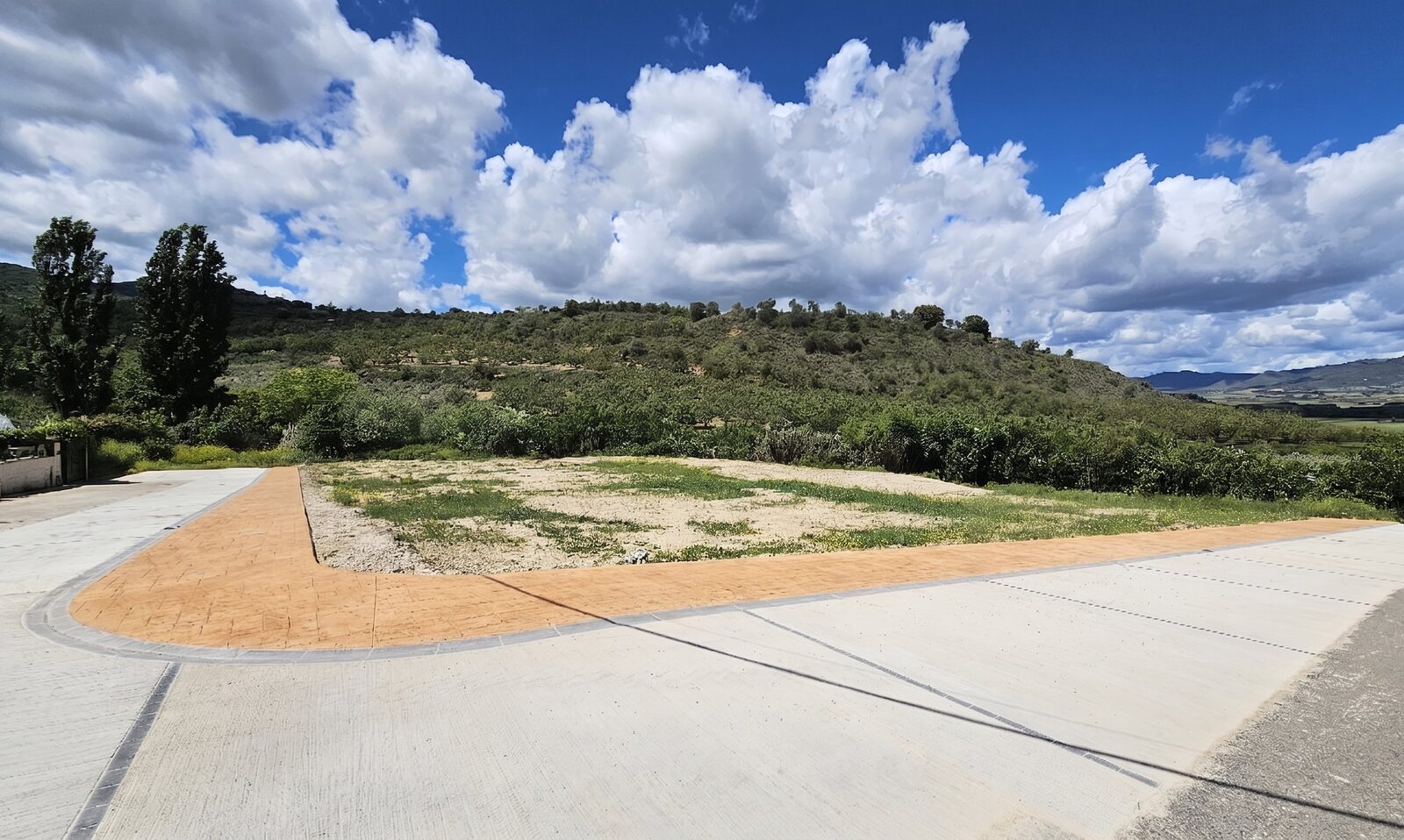 Tres parcelas urbanizadas al borde del Aragón, Cáseda
