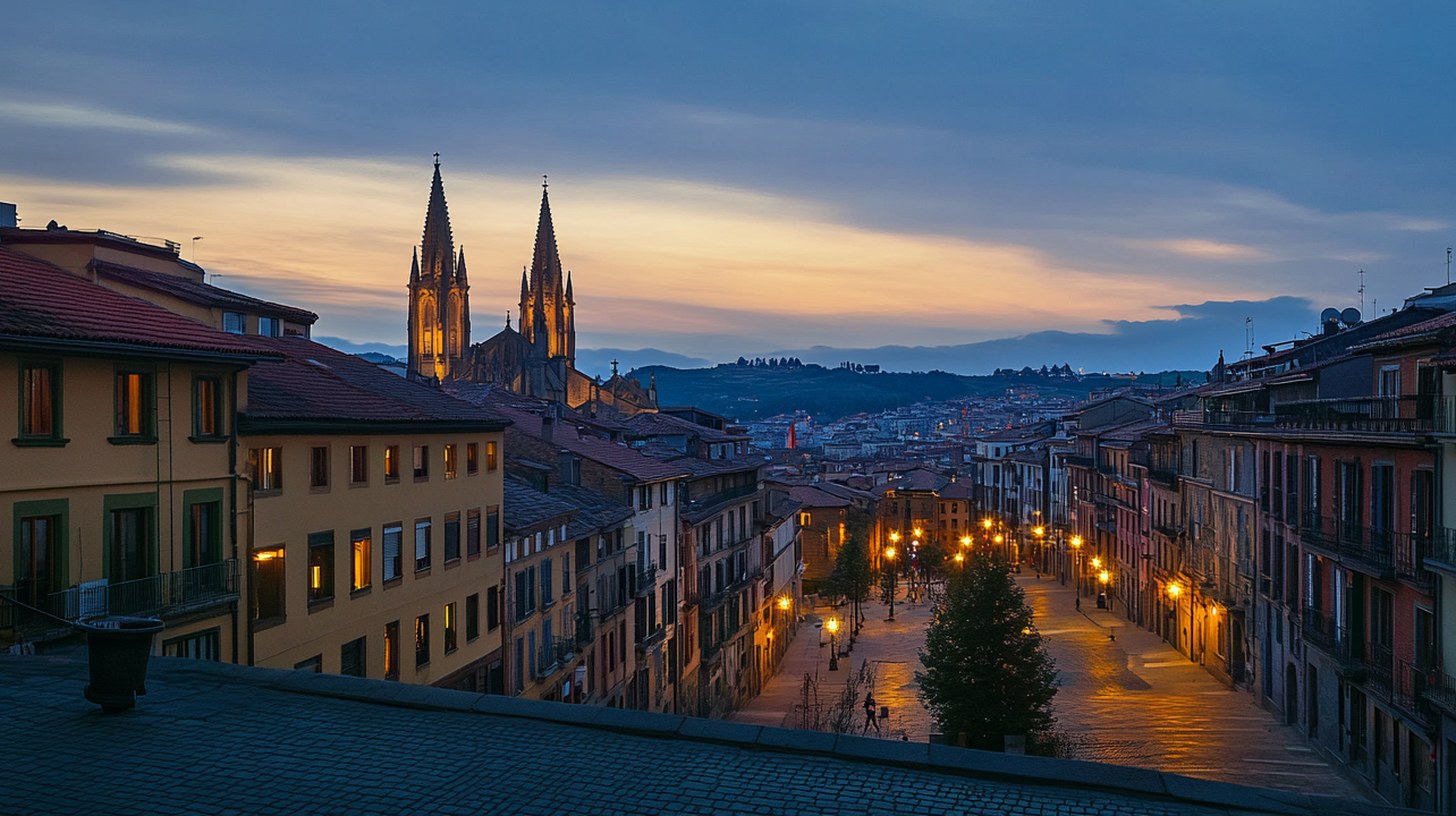Vista panorámica al atardecer del casco antiguo de Pamplona con luz dorada baja