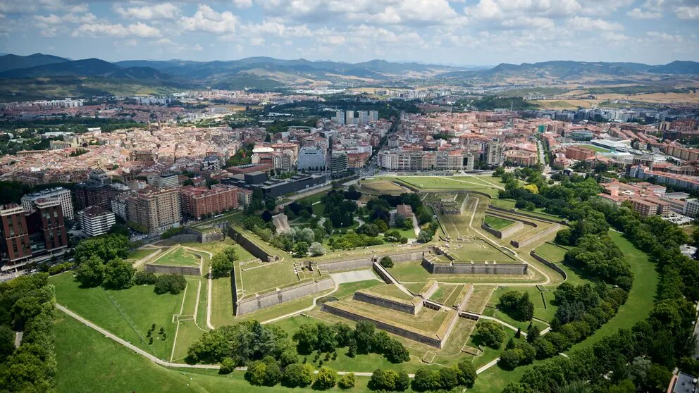 Vista aérea de la comarca de Pamplona con la ciudad y los valles que la rodean